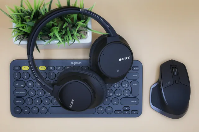 Consumer electronics sold online into Spain